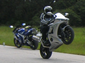 Yamaha YZF R6 Nice Wheelies